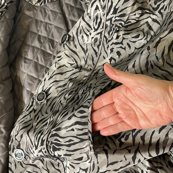 Dennis By Dennis Basso Grey Black Animal Print Rain Jacket Size Medium - Picture 13 of 13